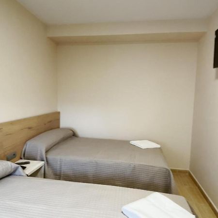 Hostal Restaurante Cuatro Caminos Cubillos del Sil Kültér fotó