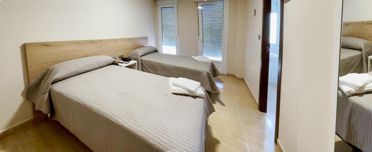 Hostal Restaurante Cuatro Caminos Cubillos del Sil Kültér fotó