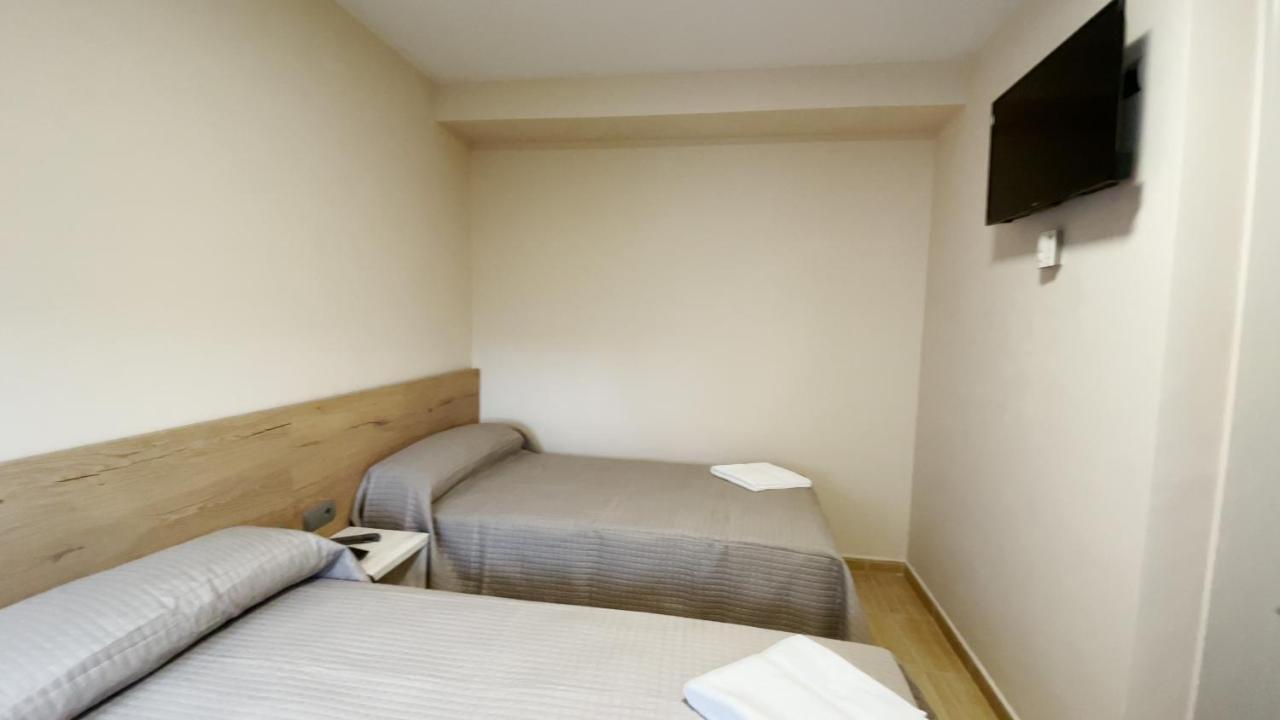 Hostal Restaurante Cuatro Caminos Cubillos del Sil Kültér fotó