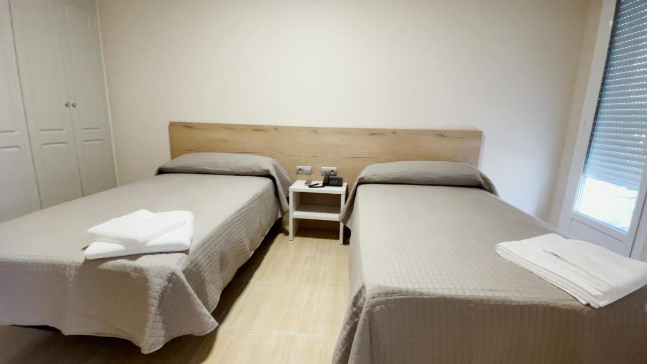 Hostal Restaurante Cuatro Caminos Cubillos del Sil Kültér fotó