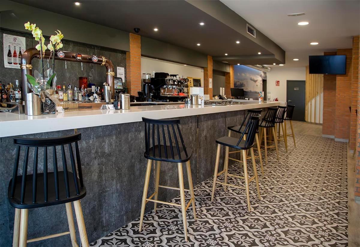 Hostal Restaurante Cuatro Caminos Cubillos del Sil Kültér fotó