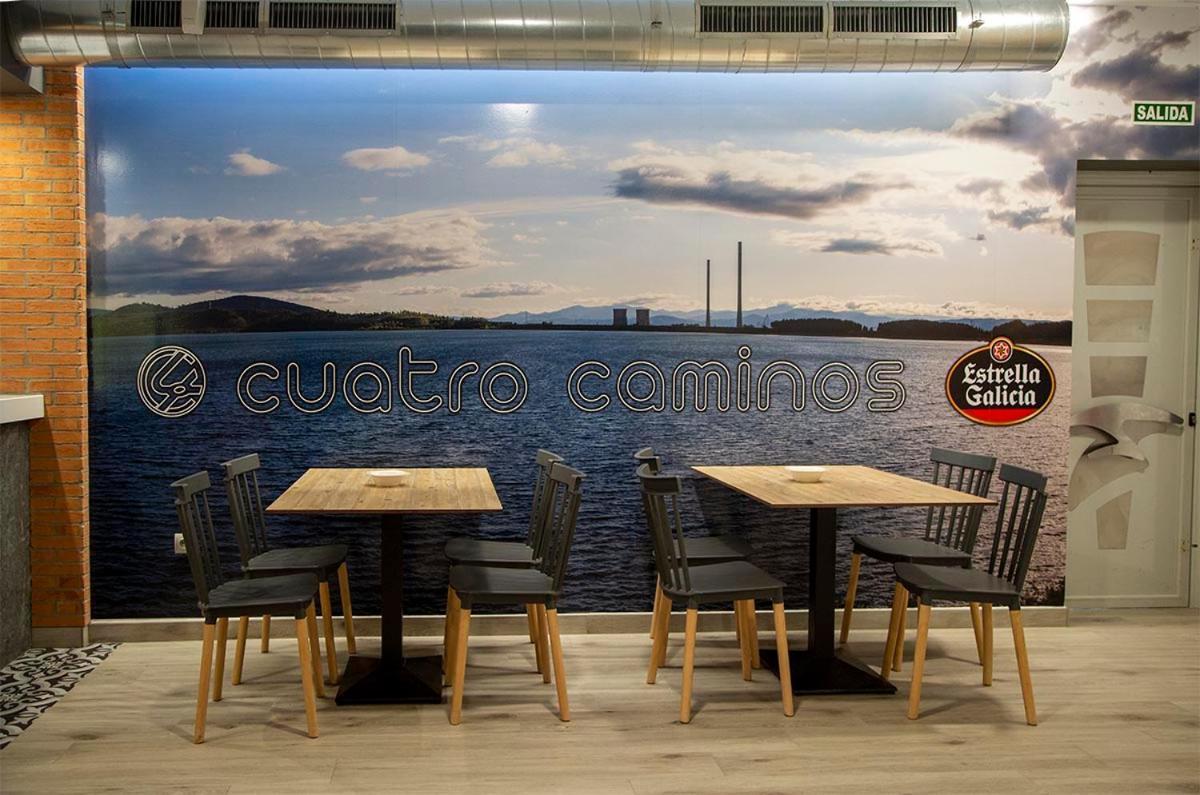 Hostal Restaurante Cuatro Caminos Cubillos del Sil Kültér fotó
